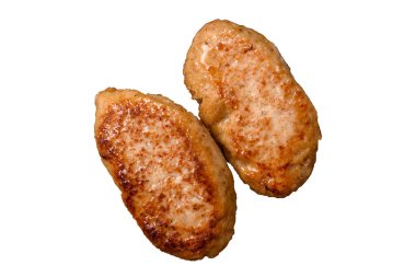 Beyaz bir arka planda baharat ve otlarla birlikte lezzetli taze kıymalı balık pirzolası.