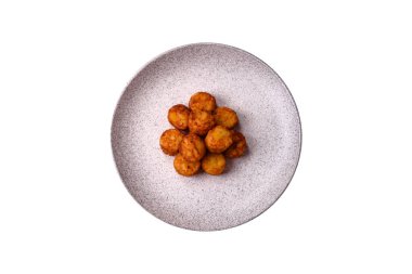 Lezzetli kızarmış patates topları ya da beyaz arka planda tuzlu, baharatlı ve otlu kroketler