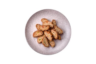 Taze pişmiş İtalyan cantuccini kurabiyeleri fındıklı ve şekerli meyveli beyaz arka plan