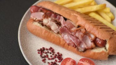 Sosisli, pastırmalı, soslu, tuzlu ve baharatlı lezzetli sosisli.