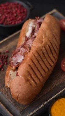 Sosisli, pastırmalı, soslu, tuzlu ve baharatlı lezzetli sosisli.