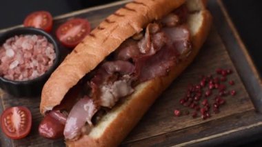 Sosisli, pastırmalı, soslu, tuzlu ve baharatlı lezzetli sosisli.