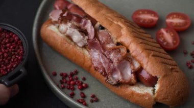 Sosisli, pastırmalı, soslu, tuzlu ve baharatlı lezzetli sosisli.