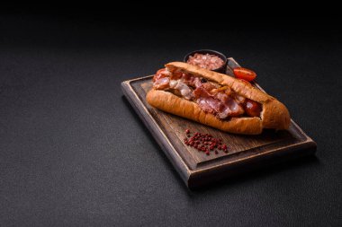 Sosisli, pastırmalı, soslu, tuzlu ve baharatlı lezzetli sosisli.