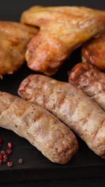 Koyu beton arka planda tuzlu ve baharatlı ızgara tavuk kanadı.