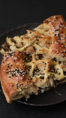 Fransız kiş, tavuk ya da somon, peynir, tuz, baharat ve koyu beton arka planda bitkiler.