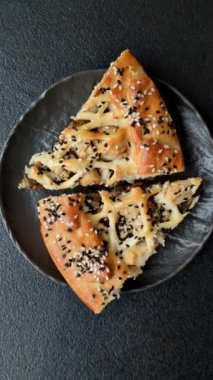 Fransız kiş, tavuk ya da somon, peynir, tuz, baharat ve koyu beton arka planda bitkiler.