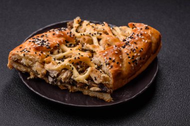 Fransız kiş, tavuk ya da somon, peynir, tuz, baharat ve koyu beton arka planda bitkiler.