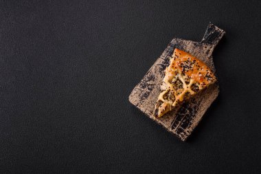 Fransız kiş, tavuk ya da somon, peynir, tuz, baharat ve koyu beton arka planda bitkiler.