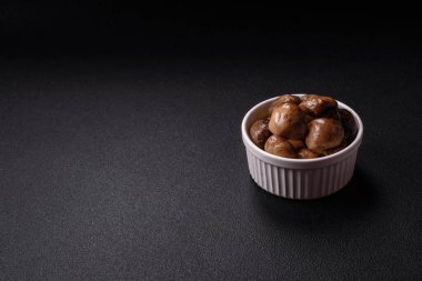 Izgara şampiyon mantarları. Tuz, baharat ve çimento kaplı otlar.