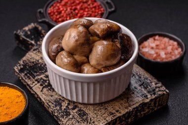 Izgara şampiyon mantarları. Tuz, baharat ve çimento kaplı otlar.