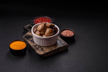 Izgara şampiyon mantarları. Tuz, baharat ve çimento kaplı otlar.