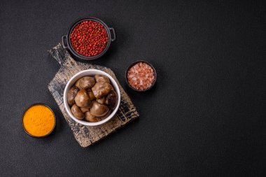 Izgara şampiyon mantarları. Tuz, baharat ve çimento kaplı otlar.