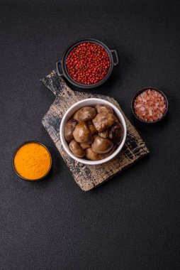 Izgara şampiyon mantarları. Tuz, baharat ve çimento kaplı otlar.