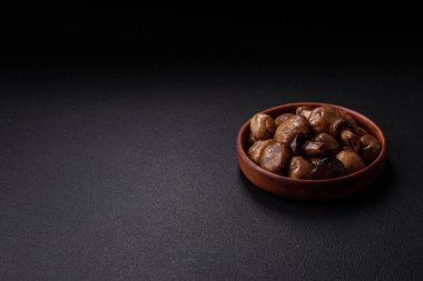 Izgara şampiyon mantarları. Tuz, baharat ve çimento kaplı otlar.