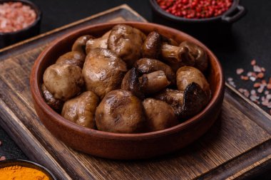 Izgara şampiyon mantarları. Tuz, baharat ve çimento kaplı otlar.