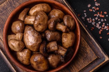 Izgara şampiyon mantarları. Tuz, baharat ve çimento kaplı otlar.