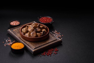 Izgara şampiyon mantarları. Tuz, baharat ve çimento kaplı otlar.