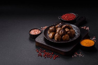 Izgara şampiyon mantarları. Tuz, baharat ve çimento kaplı otlar.