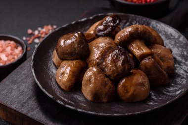 Izgara şampiyon mantarları. Tuz, baharat ve çimento kaplı otlar.