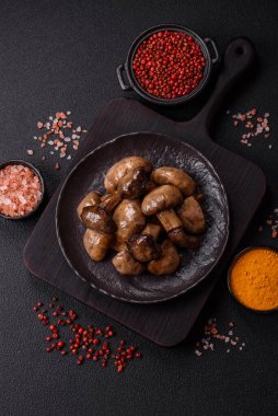 Izgara şampiyon mantarları. Tuz, baharat ve çimento kaplı otlar.