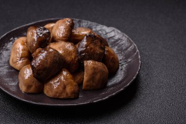 Izgara şampiyon mantarları. Tuz, baharat ve çimento kaplı otlar.