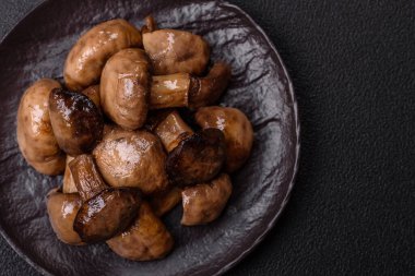 Izgara şampiyon mantarları. Tuz, baharat ve çimento kaplı otlar.