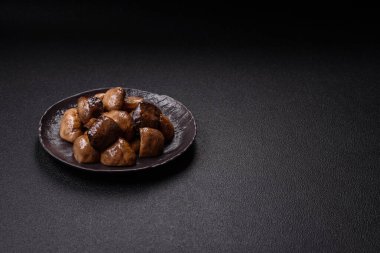 Izgara şampiyon mantarları. Tuz, baharat ve çimento kaplı otlar.