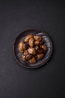 Izgara şampiyon mantarları. Tuz, baharat ve çimento kaplı otlar.