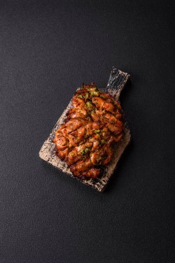 Sarımsak soslu ızgara tavuk filetosu, acı biber, tuz, baharat ve ot.