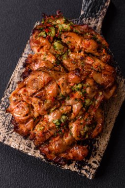 Sarımsak soslu ızgara tavuk filetosu, acı biber, tuz, baharat ve ot.