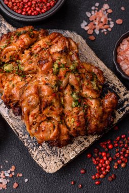 Sarımsak soslu ızgara tavuk filetosu, acı biber, tuz, baharat ve ot.