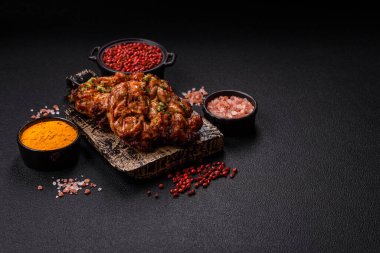 Sarımsak soslu ızgara tavuk filetosu, acı biber, tuz, baharat ve ot.