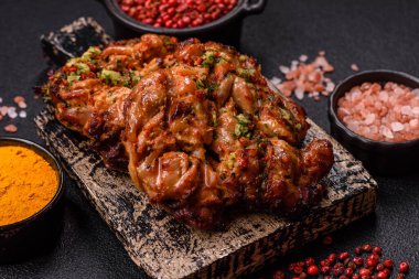 Sarımsak soslu ızgara tavuk filetosu, acı biber, tuz, baharat ve ot.