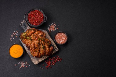 Sarımsak soslu ızgara tavuk filetosu, acı biber, tuz, baharat ve ot.