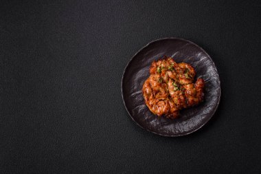 Sarımsak soslu ızgara tavuk filetosu, acı biber, tuz, baharat ve ot.