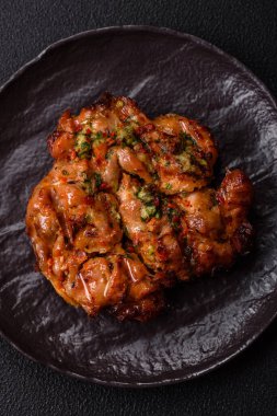 Sarımsak soslu ızgara tavuk filetosu, acı biber, tuz, baharat ve ot.