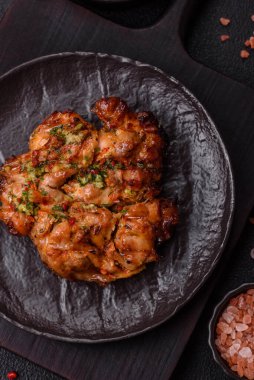 Sarımsak soslu ızgara tavuk filetosu, acı biber, tuz, baharat ve ot.