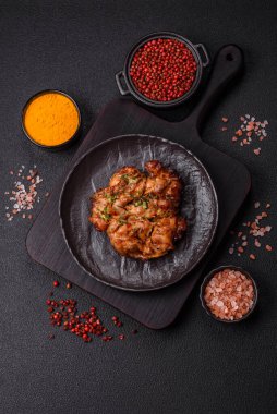 Sarımsak soslu ızgara tavuk filetosu, acı biber, tuz, baharat ve ot.