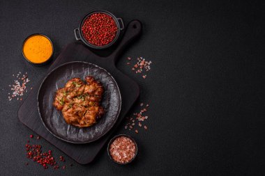 Sarımsak soslu ızgara tavuk filetosu, acı biber, tuz, baharat ve ot.