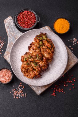 Sarımsak soslu ızgara tavuk filetosu, acı biber, tuz, baharat ve ot.