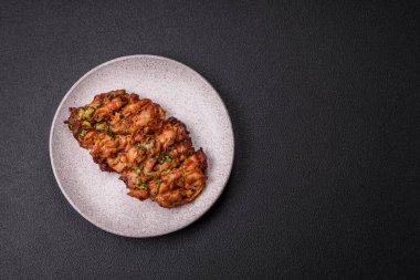 Sarımsak soslu ızgara tavuk filetosu, acı biber, tuz, baharat ve ot.