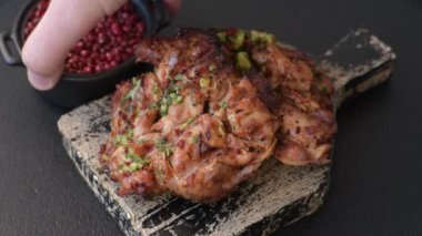 Sarımsak soslu ızgara tavuk filetosu, acı biber, tuz, baharat ve ot.
