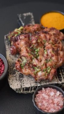 Sarımsak soslu ızgara tavuk filetosu, acı biber, tuz, baharat ve ot.