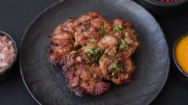 Sarımsak soslu ızgara tavuk filetosu, acı biber, tuz, baharat ve ot.