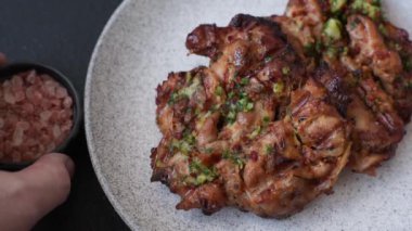 Sarımsak soslu ızgara tavuk filetosu, acı biber, tuz, baharat ve ot.