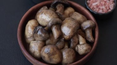 Izgara şampiyon mantarları. Tuz, baharat ve çimento kaplı otlar.