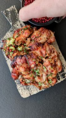 Sarımsak soslu ızgara tavuk filetosu, acı biber, tuz, baharat ve ot.