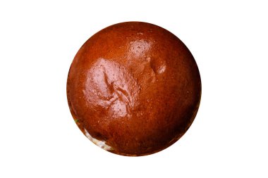 Köfteli lezzetli burger, kızarmış yumurta, pastırma, otlar, sos, tuz ve baharatlar beyaz arka planda.