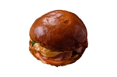 Köfteli lezzetli burger, kızarmış yumurta, pastırma, otlar, sos, tuz ve baharatlar beyaz arka planda.